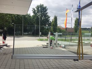 Montage eines Ganzglas Schiebetor bei Siegle+Epple (Stuttgart Weilimdorf)
